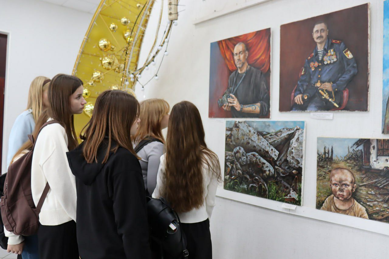 Картины художницы из Донецка впервые представили в  Саратовской области